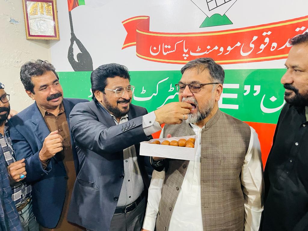 NA220HydCity's tweet photo. رکن رابطہ کمیٹی وحق پرست نو منتخب رکن قومی اسمبلی سید وسیم حسین,نو منتخب رکن صوبائی اسمبلی راشد خان بھاٸی ڈسٹرکٹ ممبرز کے ہمراسخی عبدالوہاب ٹاٶن آفس پر پہنچ کر ٹاٶن انچارج جواٸنٹ ٹاٶن انچارجز و اراکین ٹاٶن کمیٹی کو جیت کی خوشی میں اپنے ہاتھوں سے مٹھاٸی کھلاٸی,پھولوں کے ہار پہناۓ https://t.co/iEJUkzrqoc