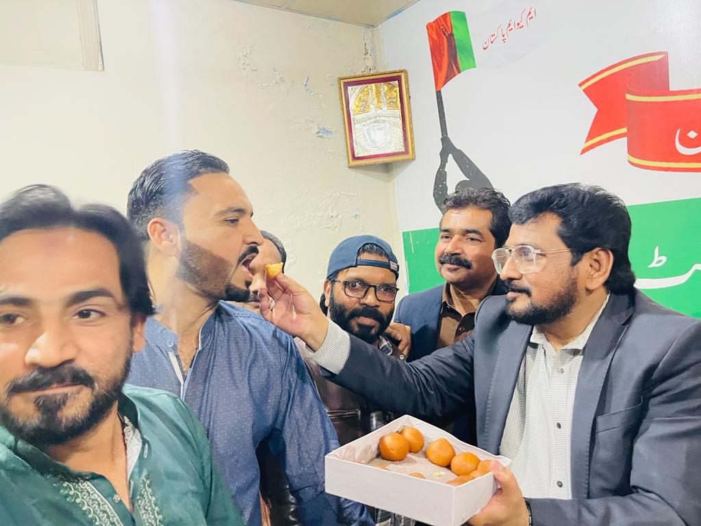 NA220HydCity's tweet photo. رکن رابطہ کمیٹی وحق پرست نو منتخب رکن قومی اسمبلی سید وسیم حسین,نو منتخب رکن صوبائی اسمبلی راشد خان بھاٸی ڈسٹرکٹ ممبرز کے ہمراسخی عبدالوہاب ٹاٶن آفس پر پہنچ کر ٹاٶن انچارج جواٸنٹ ٹاٶن انچارجز و اراکین ٹاٶن کمیٹی کو جیت کی خوشی میں اپنے ہاتھوں سے مٹھاٸی کھلاٸی,پھولوں کے ہار پہناۓ https://t.co/iEJUkzrqoc