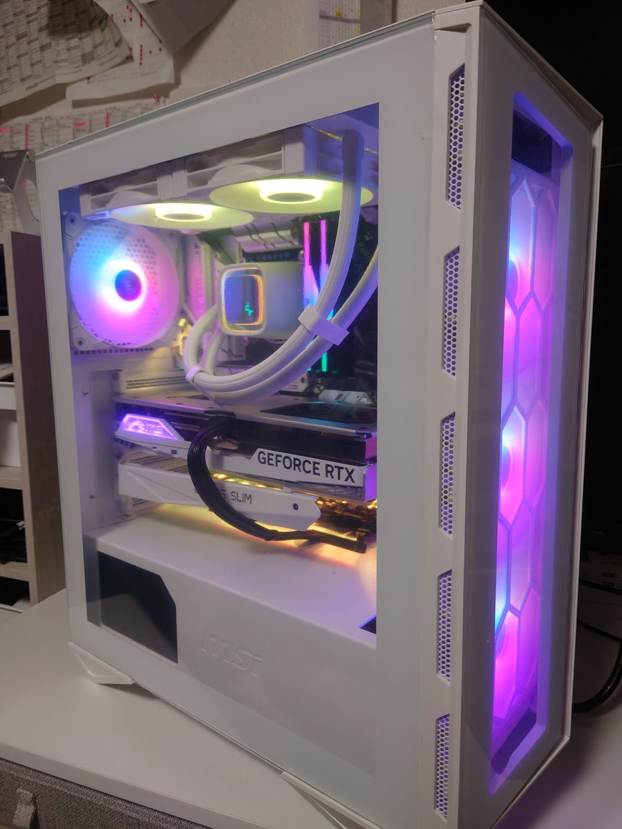 自作PC完成！予定より良さげなスペックに落ち着いた
i7-14700kf
ASRock Z790 Steel Legend WiFi
RTX4070ti(msiGAMING X SLIM WHITE 12G)
Solidigm P44 Pro 2TB
ADATA
DDR5-6000 PC5-48000 16GB 2枚組
DEEPCOOL LS520 WH
DEEPCOOL PX850G
msi MPG GUNGNIR 110R WHITE