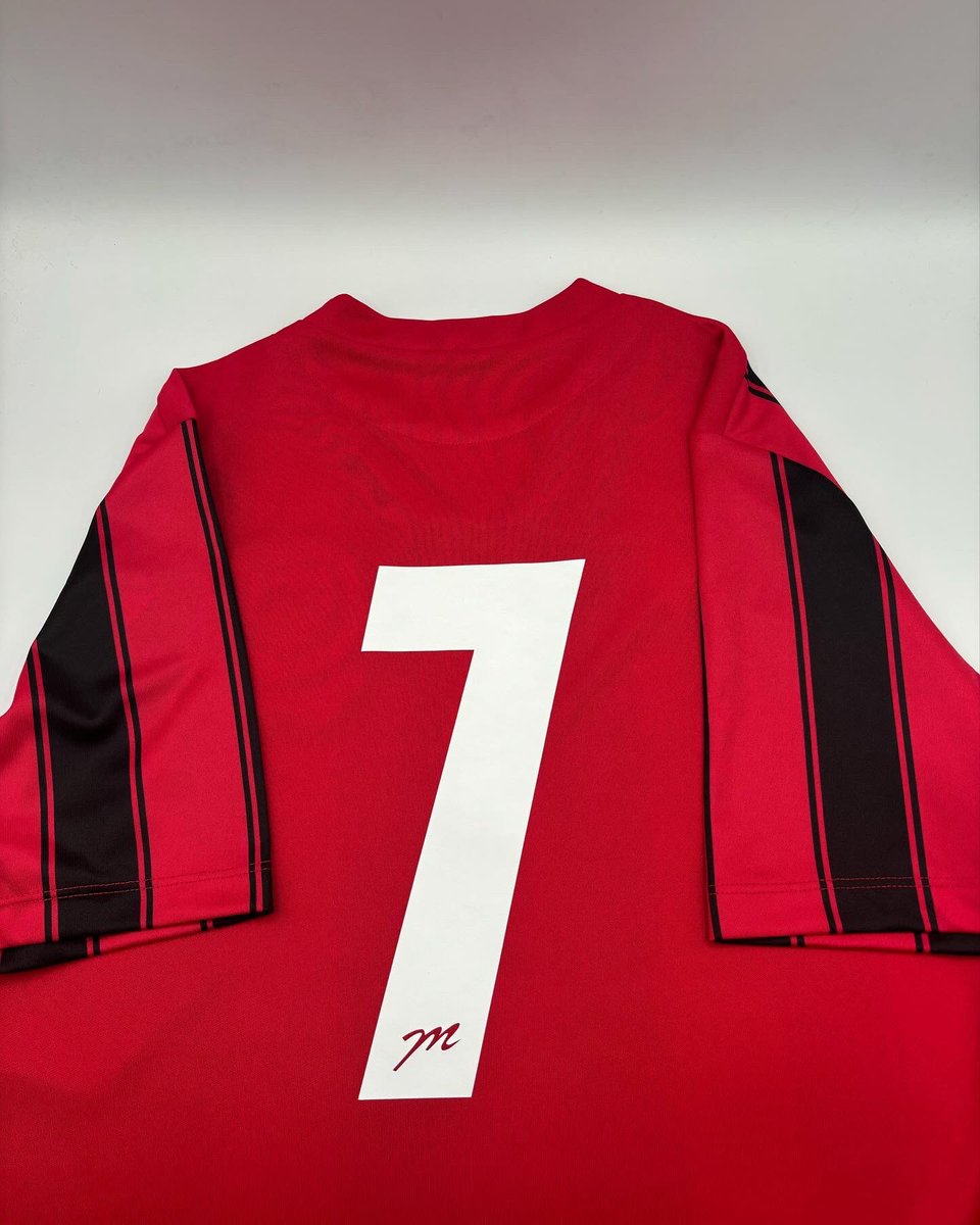mdhteamwear's tweet photo. New kit day for @DunstableTownFC Ladies 🔴⚫️ Bespoke red &amp; black Macron Sceptrum jerseys #MDH #macron #football #freshkit https://t.co/V9nzclbZWh