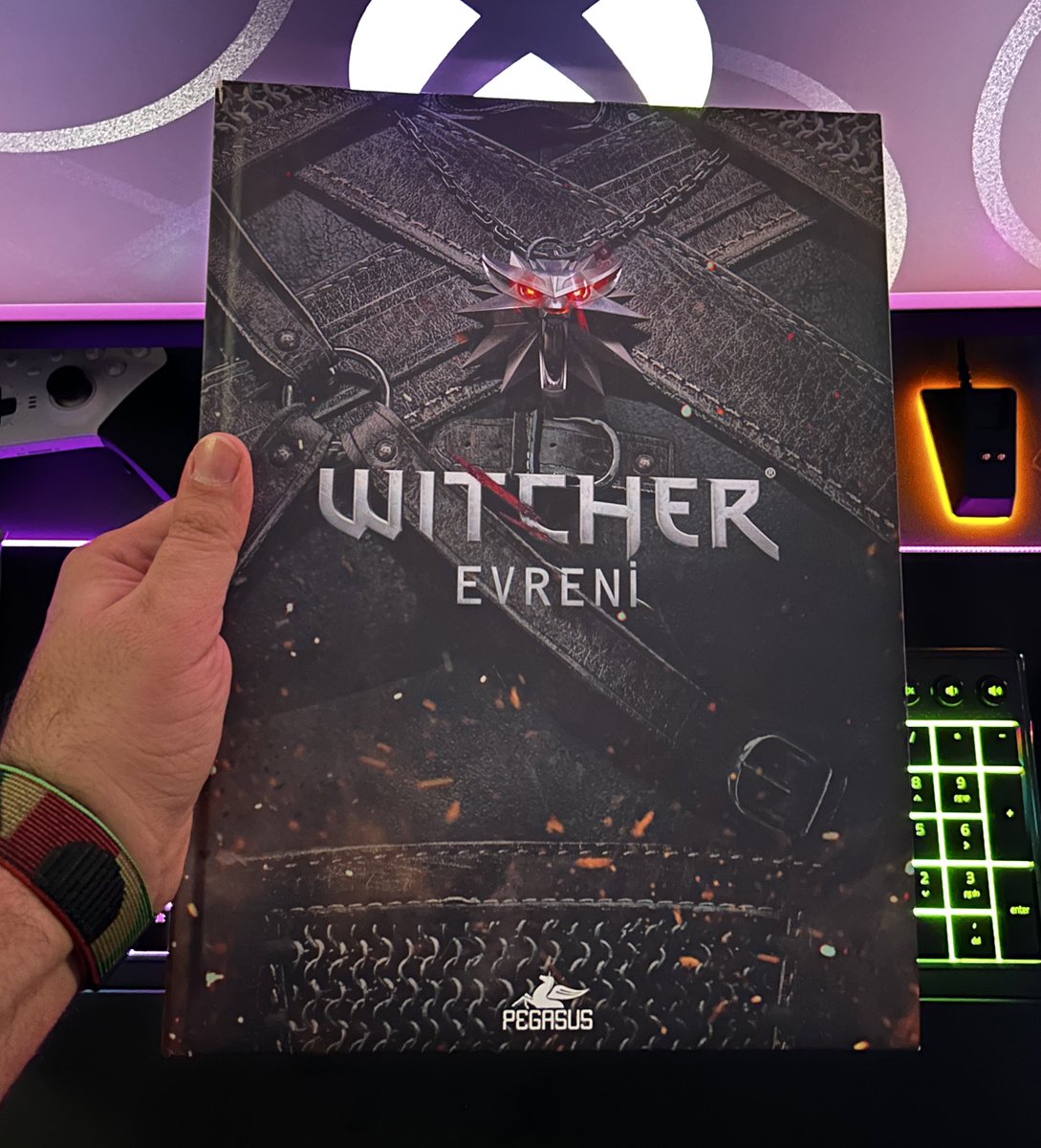 Çekiliş yapayım ne zamandır yapmıyorum. RT yapıp beni takip eden bir kişiye Witcher Evreni sert kapaklı kitabı hediye edeceğim. 

Kazananı 29 Şubat tarihinde açıklayacağım.