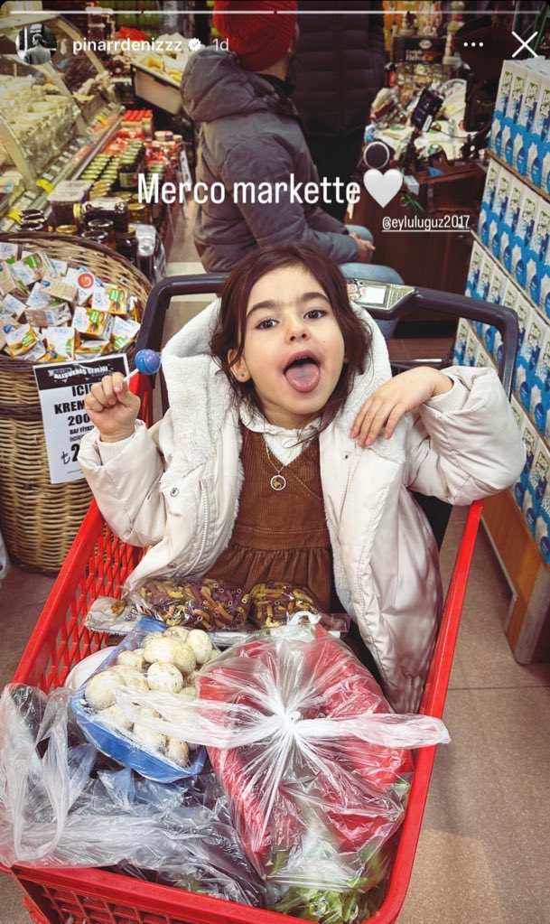 kapabiceneni's tweet photo. pınar eylüle lolipop almıs ahahahhaha😭😭😭 https://t.co/34h2xZbYQH