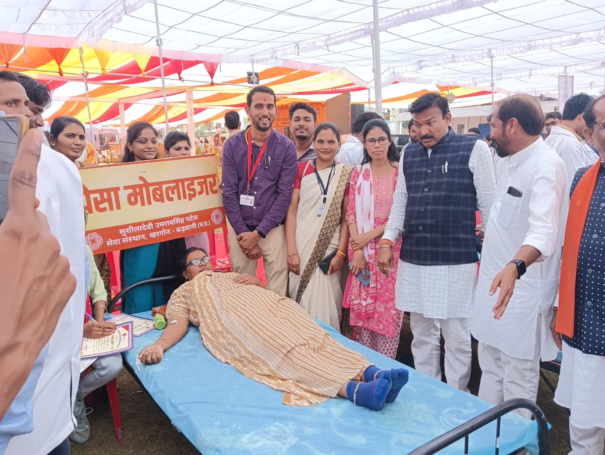 VijayJa9055119's tweet photo. आज खरगोन मे #पेसा_मोबेलाइजरो ने रक्त दान किया, #राज्यपाल ओर संसद  से अपनी मांगे को लेकर ग्यापन दिया बहुत कम 4000सेलरी में काम कर रहे है @CMMadhyaPradesh @ https://t.co/0xjRZPlj5K