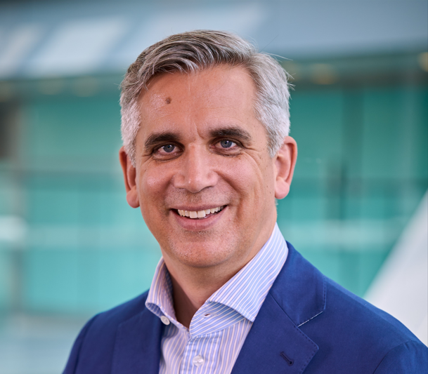 Philipp Encz wird spätestens zum 1. Juli 2024 neuer Kommunikationschef der Commerzbank. Als neuer Bereichsvorstand für die Konzernkommunikation verantwortet er künftig die Bereiche Corporate Communications, Public Affairs sowie Brand &amp; Research. scom.ly/PhilippEncz