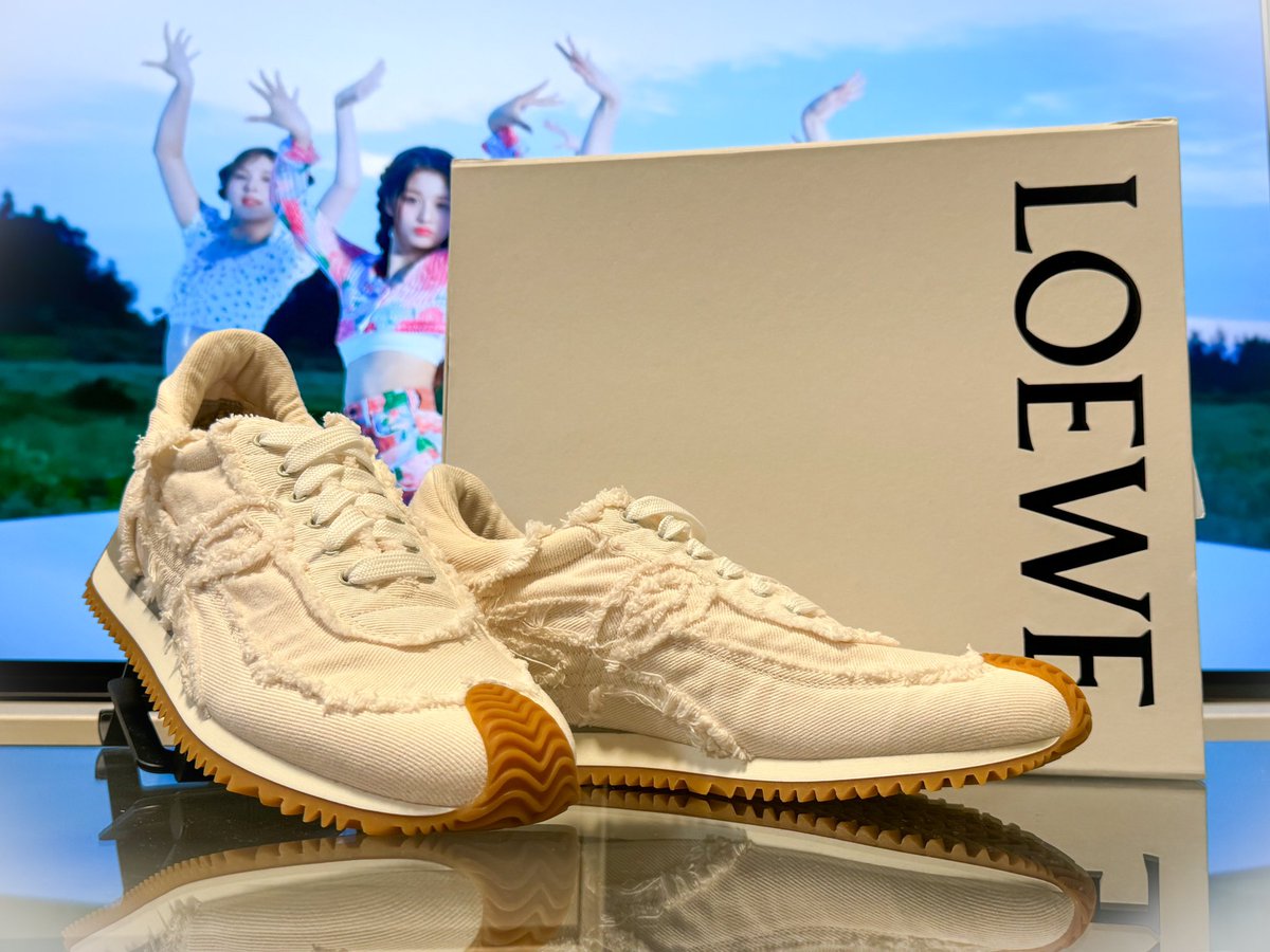 kuro_SULLY002S's tweet photo. #NMIXX #partyoclock #SULLYOON
#LOEWE
まじで探すの大変だったてか奇跡的に入手できた👟
Party O' Clockが好きすぎて、推しのユナ様がMVで履いてたのとお揃いのスニーカーゲット
@NMIXX_official @WE_NMIXX
@LoeweOfficial https://t.co/gMnGv5hUBa
