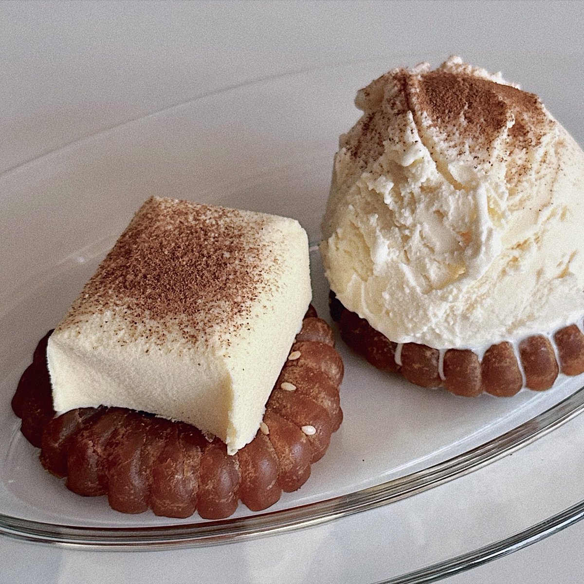 후식으로 약과아이스크림 잰민수🥮🍨

사실 맛없없 조합 아니냐며ㅎ 약과 가운데쪽이 특히 차가워져서 자르기힘든데 더꾸덕해져서 맛있다!
엑설런트는 닥 노랭이^^ 얘도 맛있지만 자고로 디저트에 올라가는 바닐라아이스크림은 닥 하겐다즈라고 생각한다. 이거지 소리 절로나옴🥺

#김재환 #윈드미식회