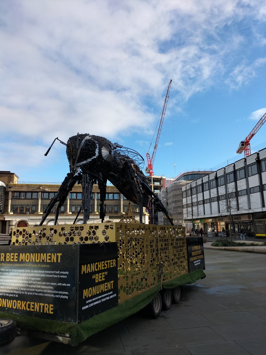 EmGibbon's tweet photo. @BritishIronwork #BeeofPeace is in #KingsSquare today, @GlosCathedral tomorrow and Gloucester Docks on Sunday #britishironworkcentre https://t.co/eGcGc23faA