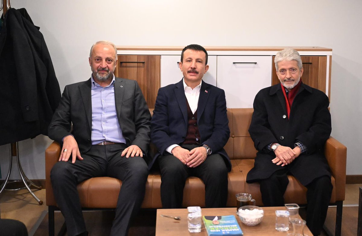 asimbalci's tweet photo. ABB Genel Sekreteriyken Ankara’ya birlikte güzel hizmetler yaptığımız, kıymetli büyüğümüz önceki dönem Ankara Büyükşehir Belediye Başkanımız Prof. Dr. @mustafatuna0606 ile önceki dönem Mamak Belediye Başkanımız @mesutakgul06, AK Parti Mamak Seçim Koordinasyon Merkezimizi ziyaret ederek bizlere güç verdi.

Kıymetli başkanlarımıza teşekkür ediyoruz.