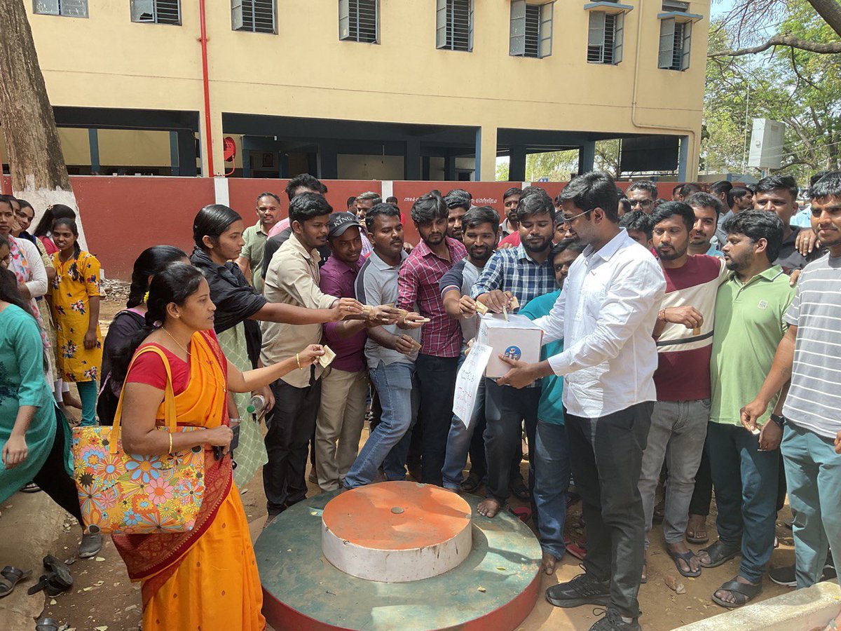AKSSAofficial's tweet photo. ನಿಮ್ಮ ಭ್ರಷ್ಟತೆಗೆ ನಮ್ಮ ಭಿಕ್ಷೆ ಅಭಿಯಾನ

#removekpscchairman

#savelathakumari madam

ಕೆಪಿಎಸ್ಸಿ ಭ್ರಷ್ಟಾಚಾರ ಮುಕ್ತವಾಗಲಿ  ನ್ಯಾಯಯುತ ನೇಮಕಾತಿಗಳಾಗಲಿ 

ಬೆಣ್ಣೆನಗರಿ ದಾವಣಗೆರೆ ❤️🙏 https://t.co/JmwIMwtuVJ