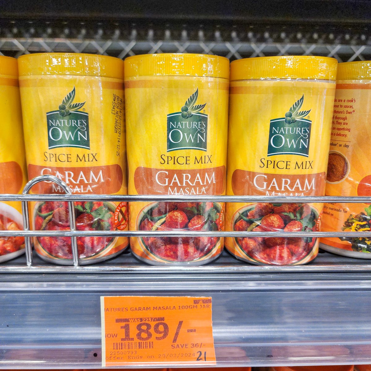 naivas_kenya's tweet photo. This weekend shtua neighbours na aroma😋 wamezoea kwa hoteli. Yaani wakipanda stairs wanataka kujua ni 🤔kwa nani kunanukia! Fika🏃🏽‍♀️ Naivas leo uchangamkie spices now on offer! Ni gani hapa umezoea na ni gani bado hujawahi try?

#TheNaivasLoveLanguage ✓