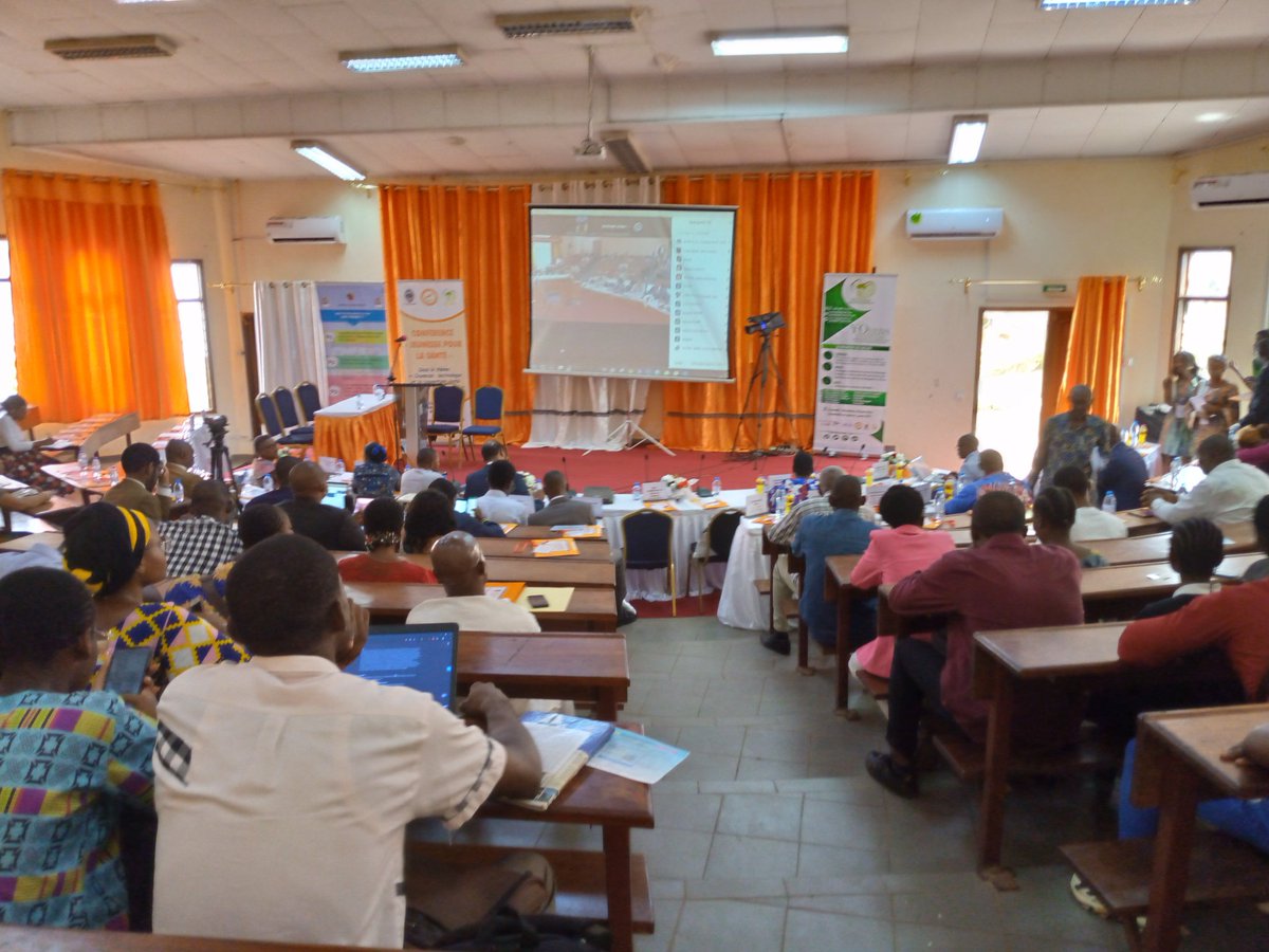 Angy_Create's tweet image. En direct de l&apos;école nationale supérieure polytechnique de Yaoundé la conférence organisée par @yohedahealth sous le thème &quot;Jeunesse, technologie et la couverture santé universelle au Cameroun&quot;.
#ODD
#Enspy
#Yoheda