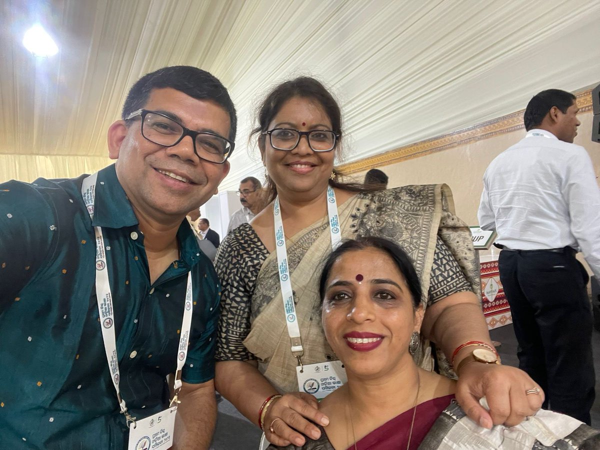 devasissarangi's tweet photo. 3 BJB college friends @ the #1stOdiaLanguageConference
A #Odissi music classical singer ЁЯСйтАНЁЯОдтЭдя╕П; an official ЁЯЩП and me ~ a #commoner ЁЯШЙ
#Odisha #OdiaLanguage тЭдя╕П https://t.co/dGAaI0bE9e