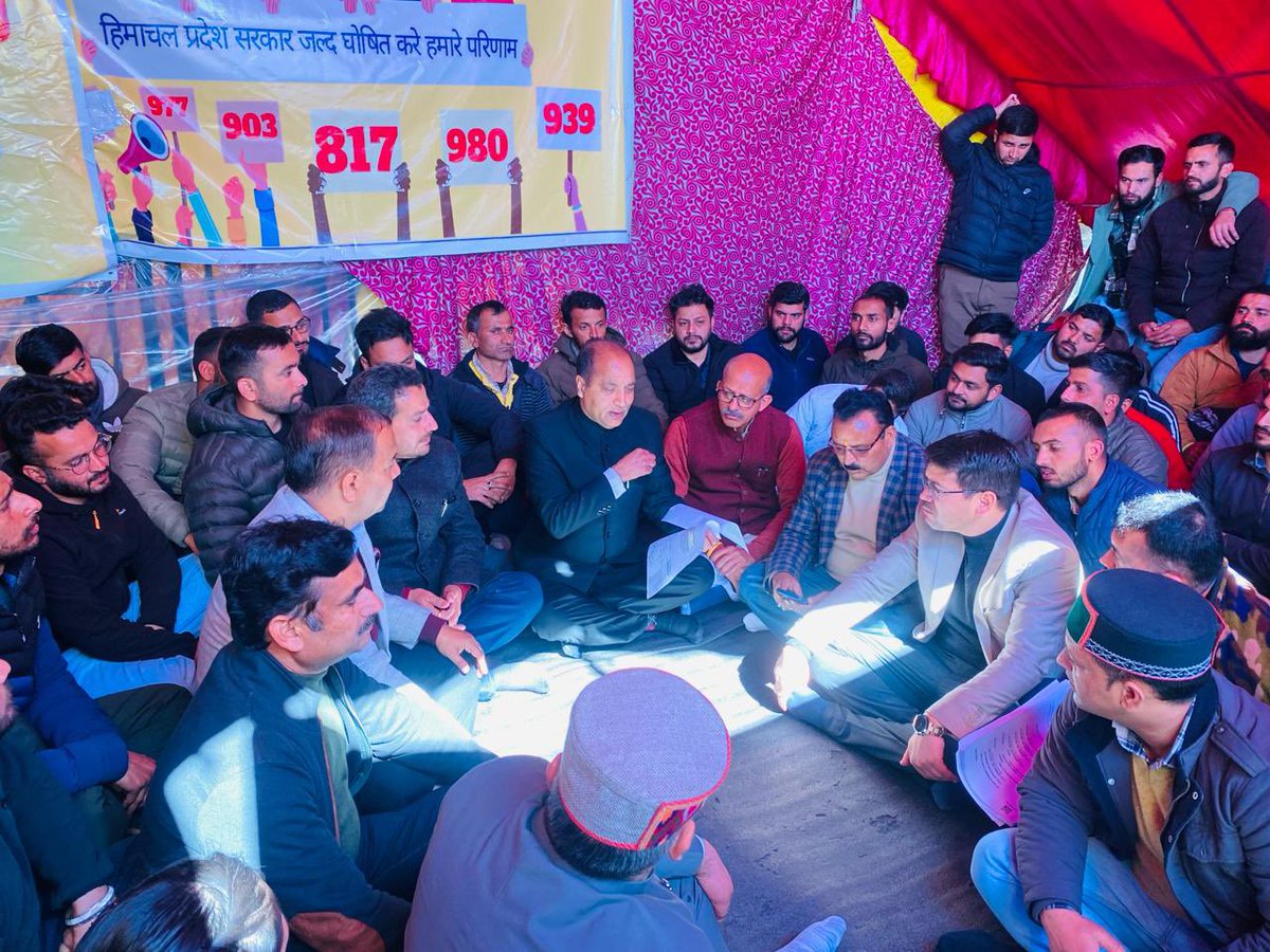 DDNewsHimachal's tweet photo. 🔹धरना दे रहे जेओए आईटी के अभ्यर्थियों से मिलने पहुंचे नेता प्रतिपक्ष जयराम ठाकुर।

🔹राज्य सरकार पर जान बूझकर रिजल्ट जारी ना करने का लगाया आरोप । 

🔹 उन्होंने मांग की कि सरकार इन अभ्यर्थियों की समस्या का जल्द समाधान करें और जल्द परीक्षा परिणाम जारी करें।

#himachalnews #JOAIT https://t.co/7b14CHsyfR