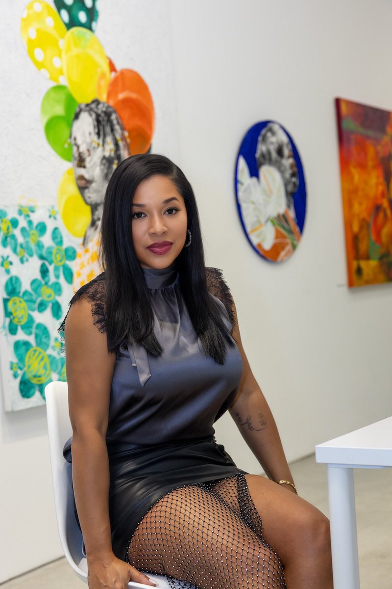 MashondaMedia's tweet photo. @MashondaLoyal at the opening reception of an art show she curated at the Highline Nine Galleries in New York💣🔥🙌🏿 #mashondatifrere #brownskingirl #artshow #artcurator #curator #highlineninegallery #highlineninegalleries #artgallery #allblackeverything #brownskin #blackgirlmagic https://t.co/tkVQACp4sc