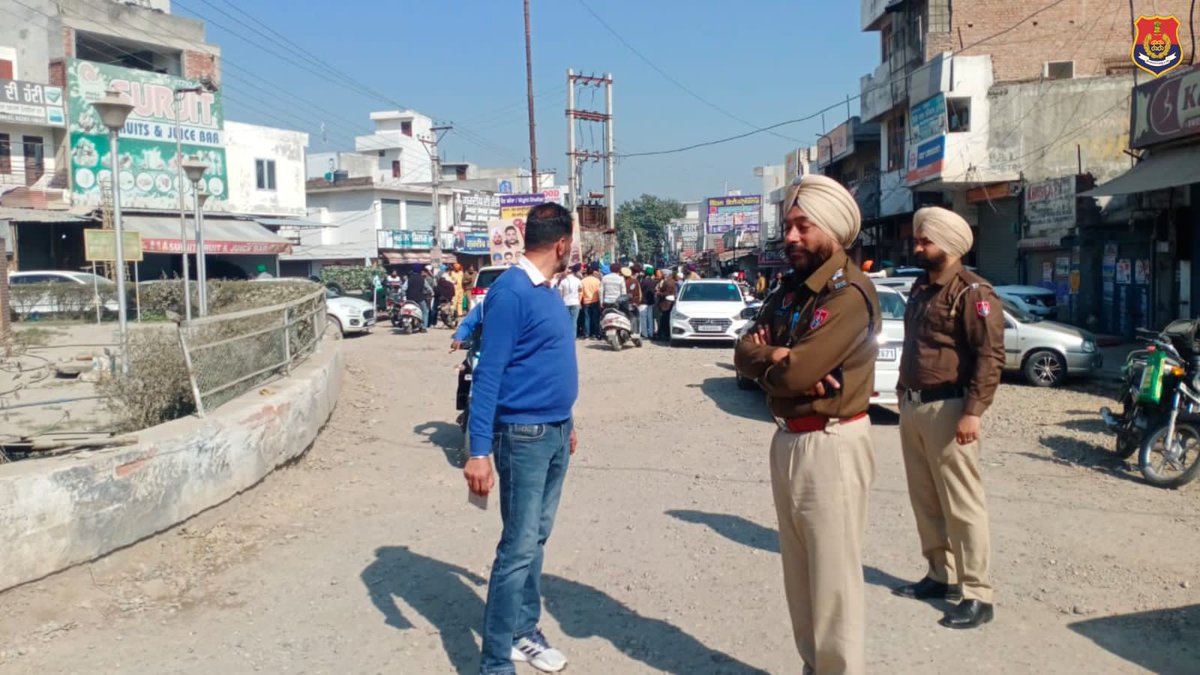 KhannaPolice's tweet photo. GOs and SHOs of Khanna Police monitored the security arrangements made across the district in view of #Bharat Bandh and also passed necessary directions to the deployed police personnel to maintain law & order situation stable & peaceful.
#YourSafetyOurPriority
#SecurityChecked https://t.co/hhV9H5W8Re