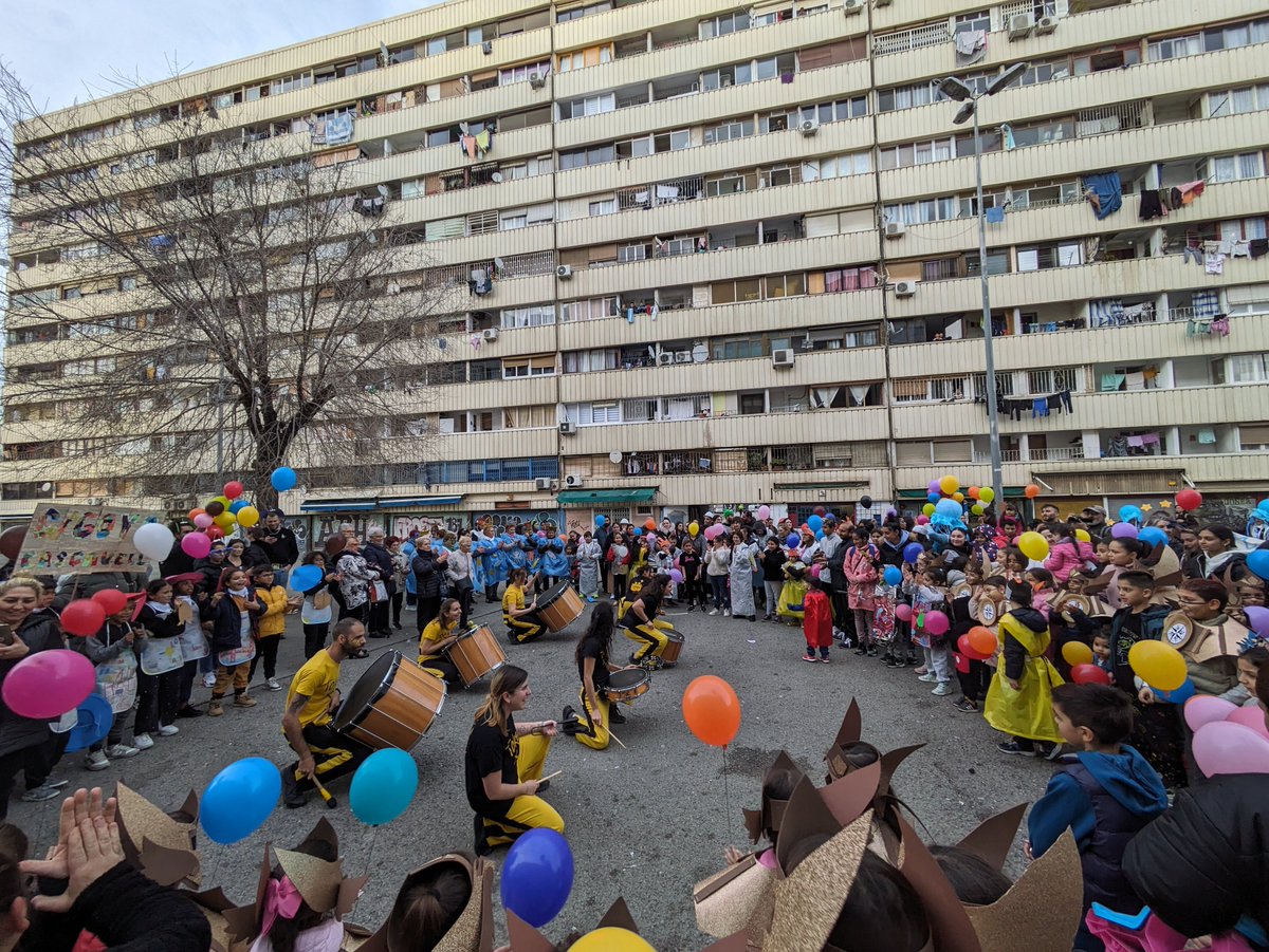 🎉 Èxit absolut de participació en el Carnestoltes de La Mina de 2024 @desdelamina #barriLaMina amb la col·laboració de @AjSantAdria i @TRAM_Barcelona desdelamina.net/exit-absolut-c…