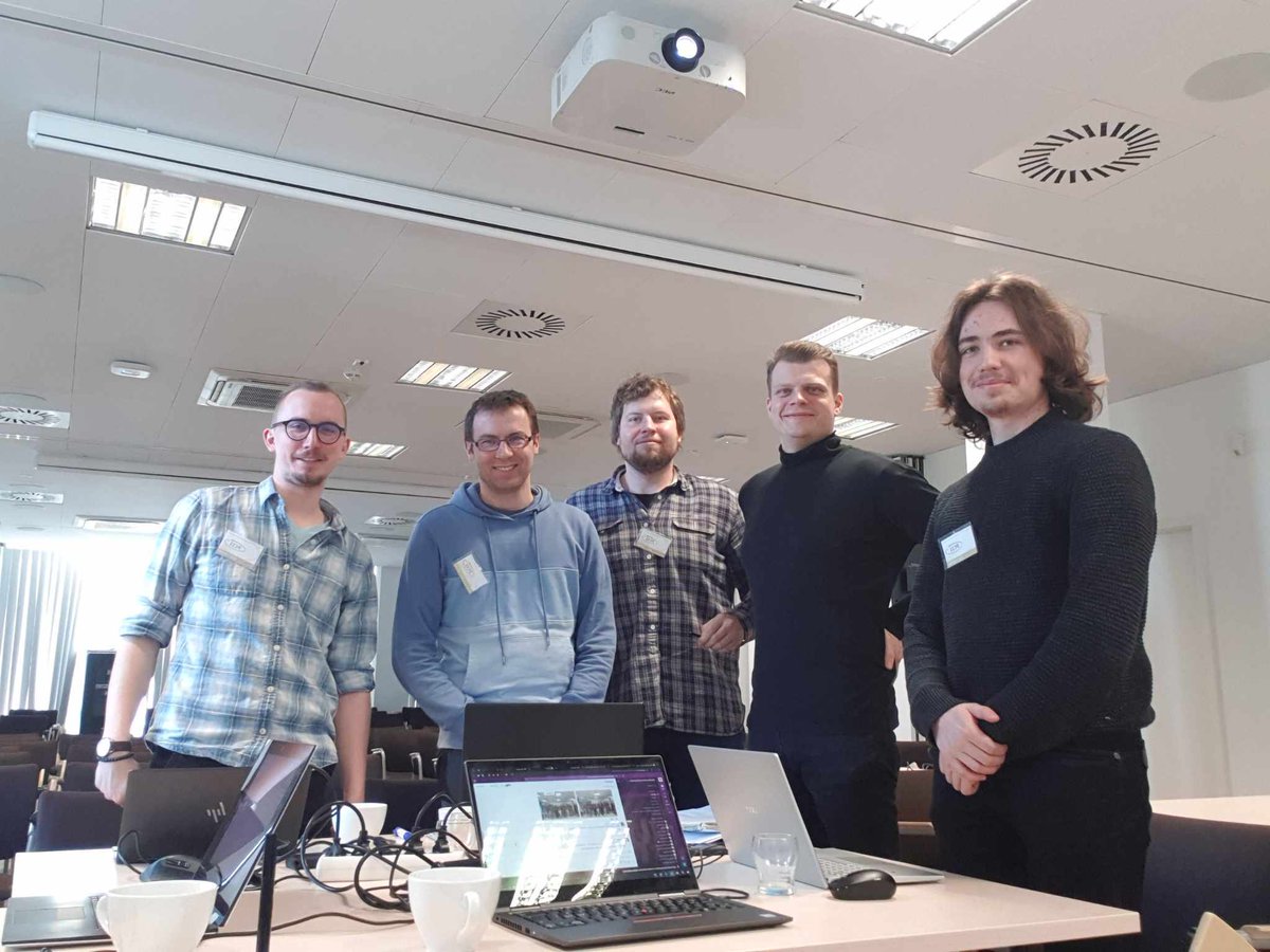 📸Participants in the Poznań node of our ongoing Pan-European #QuantumInternet Hackathon 2024.

📍Happening simultaneously in Delft, Dresden, Paris and Poznań, the hackathon runs from Thursday to Friday.

🇵🇱Our Poznań node is organised by our external partner @pcss_psnc.