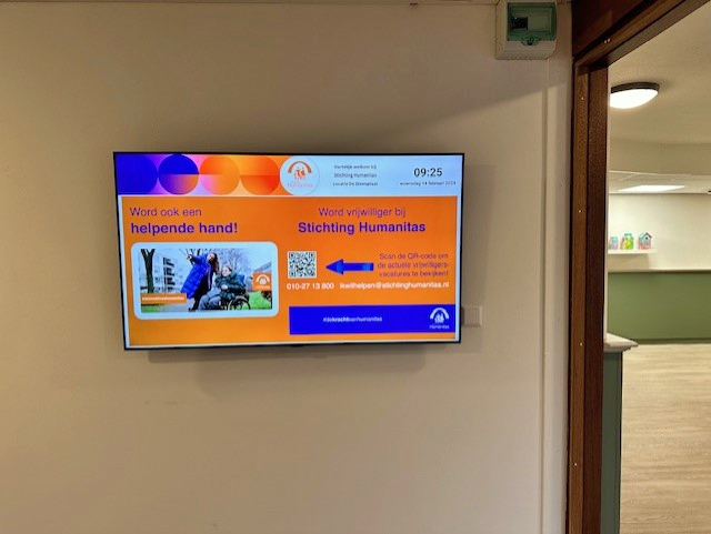 Er is een nieuwe wervingsposter om ons te helpen om nieuwe vrijwilligers te vinden. Bij Stichting Humanitas in De Steenplaat hebben ze die ook meteen op de schermen geplaatst om kans op succes te vergroten Toevallig juist op zoek naar vrijwilligerswerk?  stichtinghumanitas.nl/vrijwilligers