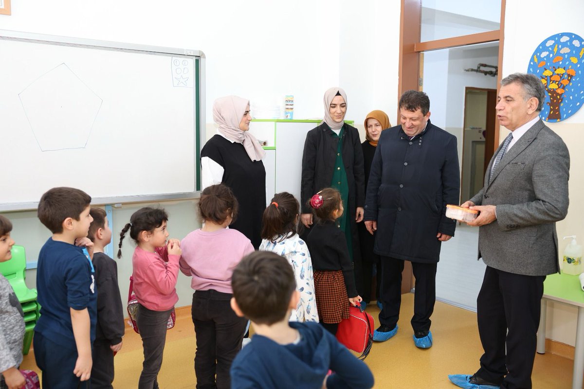 İl Mem Müdürümüz Sayın Yaşar Koçak, İlçe Mem Müdürümüz Sayın Yaşar Türk ve şube müdürlerimiz ile yapımı tamamlanan Etlik Özel Eğitim Uygulama Okulunu ziyaret ettiler. Ardından Şehit Mehmet Altanlar İlkokulu idareci ve öğretmenleri ile bir araya geldiler. @Yasarturk6155 @kocakysr