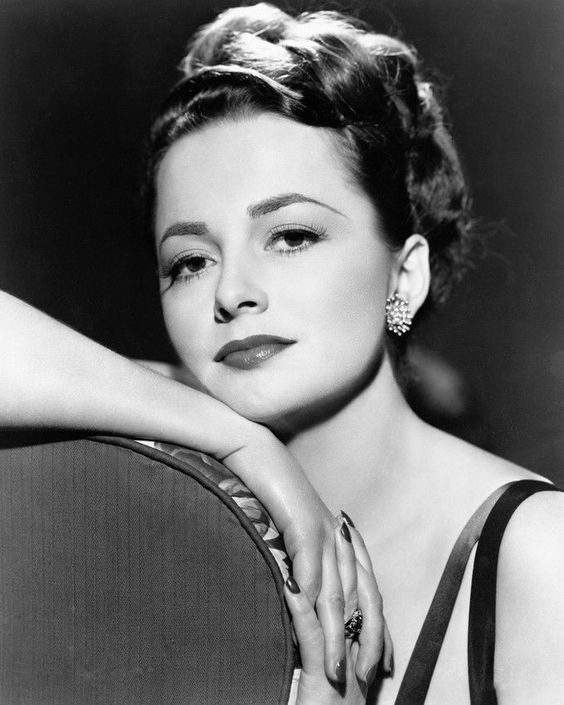 Incredible throwback to the golden age of Hollywood with this stunning snapshot of Olivia de Havilland, radiating sheer star power and captivating charm! 💫⭐️#GoldenEraIcon #OliviaDeHavilland bit.ly/2MfXpkn