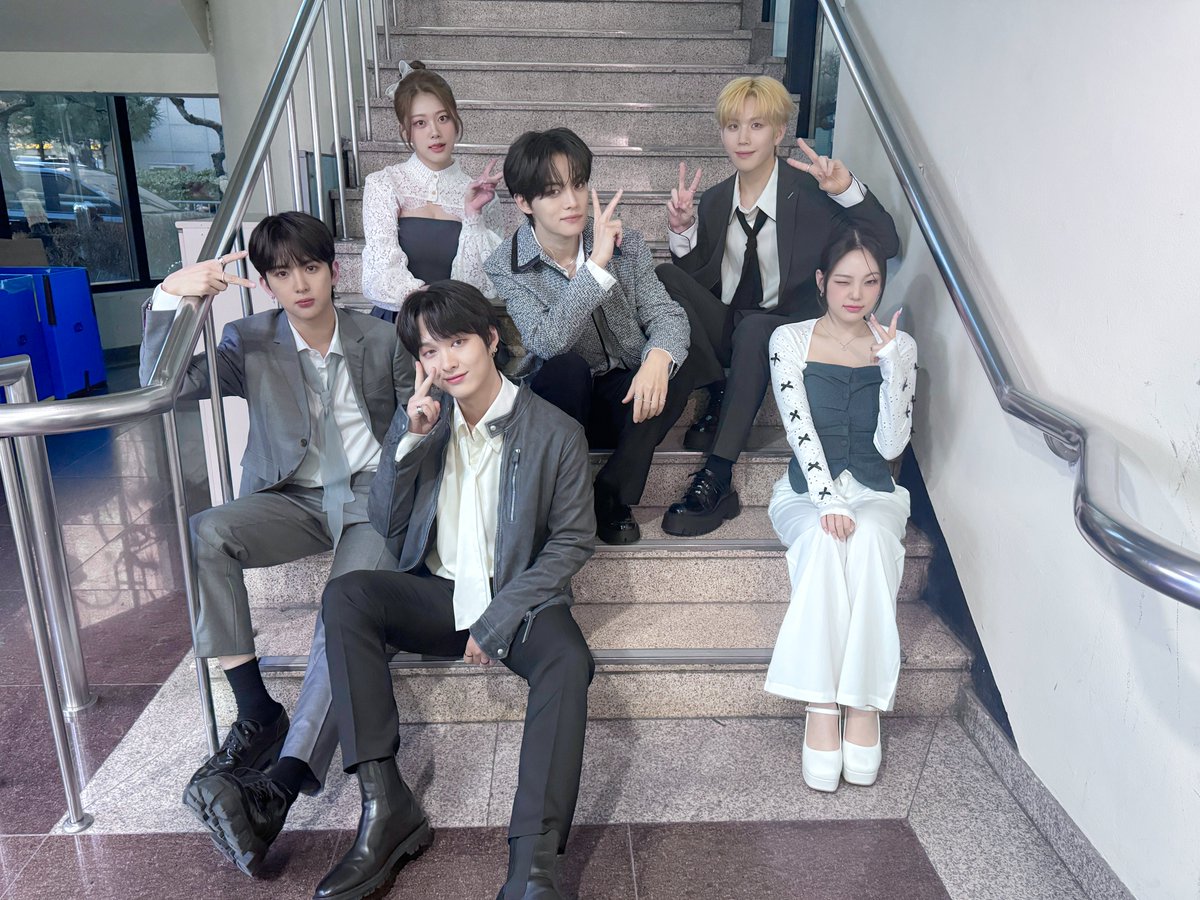 PocketDolStudio's tweet image. [📸]

240216 KBS2 뮤직뱅크

팬분들의 응원으로 가득했던 뮤직뱅크🎵
A SIX 무대 복습하면서 기분 좋은 금요일 밤 보내세요😍

#ASIX #에이식스
#사랑모두거짓말