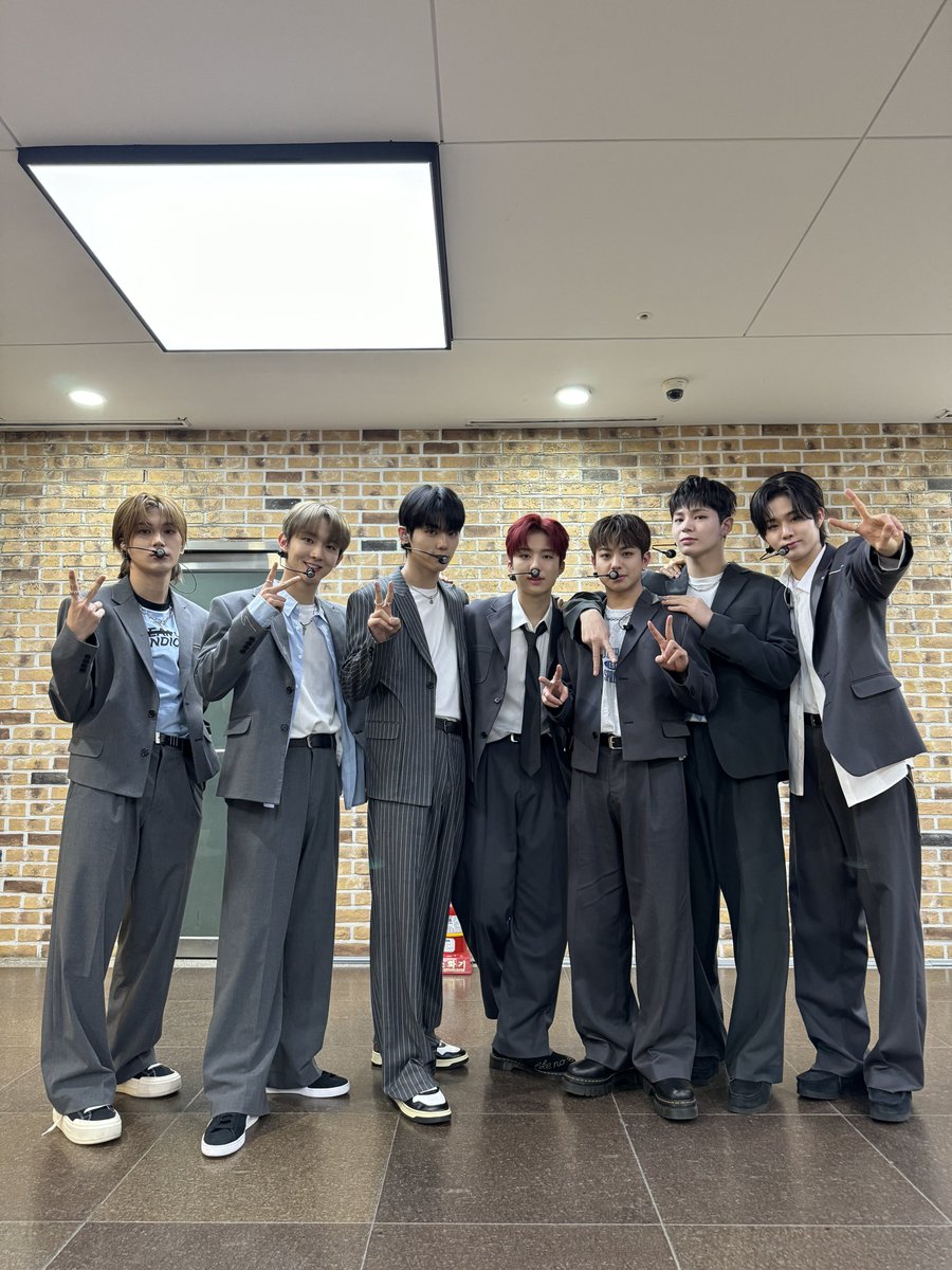 EVNNE_official's tweet photo. [📸]
240216
KBS2 #뮤직뱅크 

이븐이들이 더 큰 빛을 낼 테니 
엔브들 멈추지 말고 같이 달려가자 🥰

#EVNNE #이븐 #Un_SEEN #K_O #Keep_On https://t.co/u7iLEfk22I