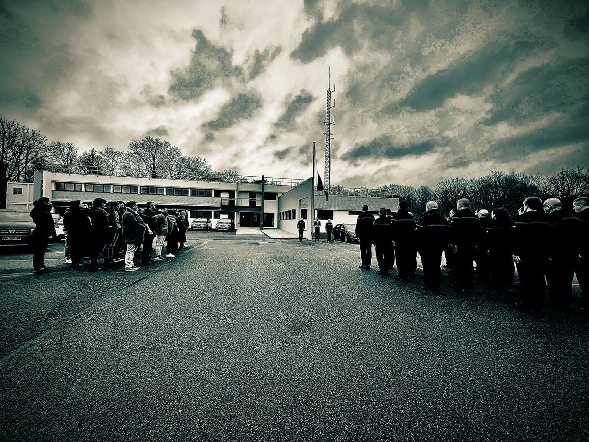 Le directeur de cabinet Terrollion est venu présider l’ #hommage avec le colonel HC <a href="/ducourete74/">Ducouret emmanuel</a> et les personnels du #sdis27 pour honorer l’Adjudant FONTAINE, SPV au <a href="/Sdis02/">SDIS de l'Aisne</a> , décédé en service commandé le 10 février. 
Ce temps d’hommage a été fait dans tous les CIS du #Sdis27