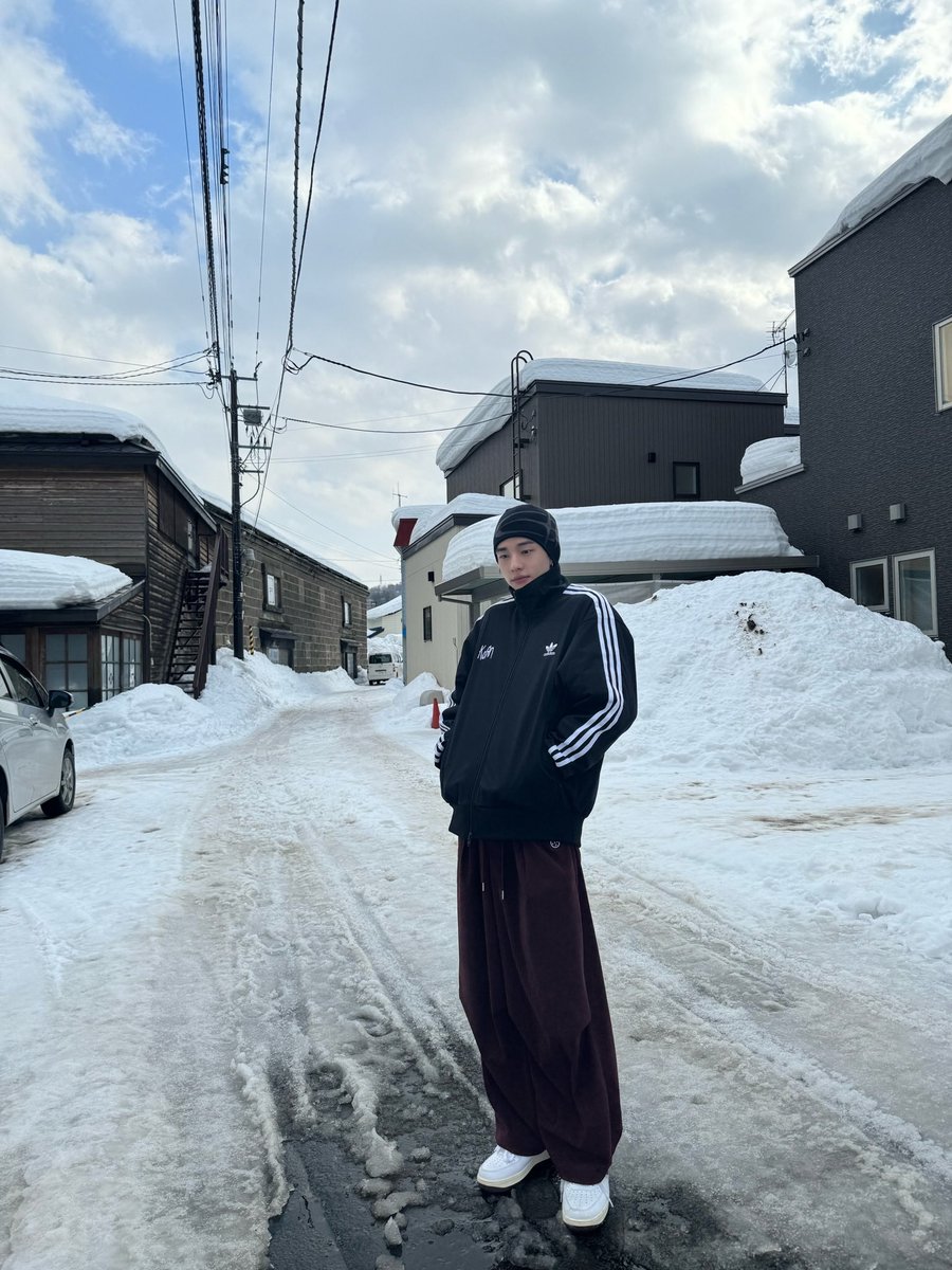 skzwithstay8's tweet photo. 🥟- 🌱 
[160224] 6:44 PM KST

*PICTURES (3/5)

Sapporo Hyunjin pictures! https://t.co/rPUmux0rtK