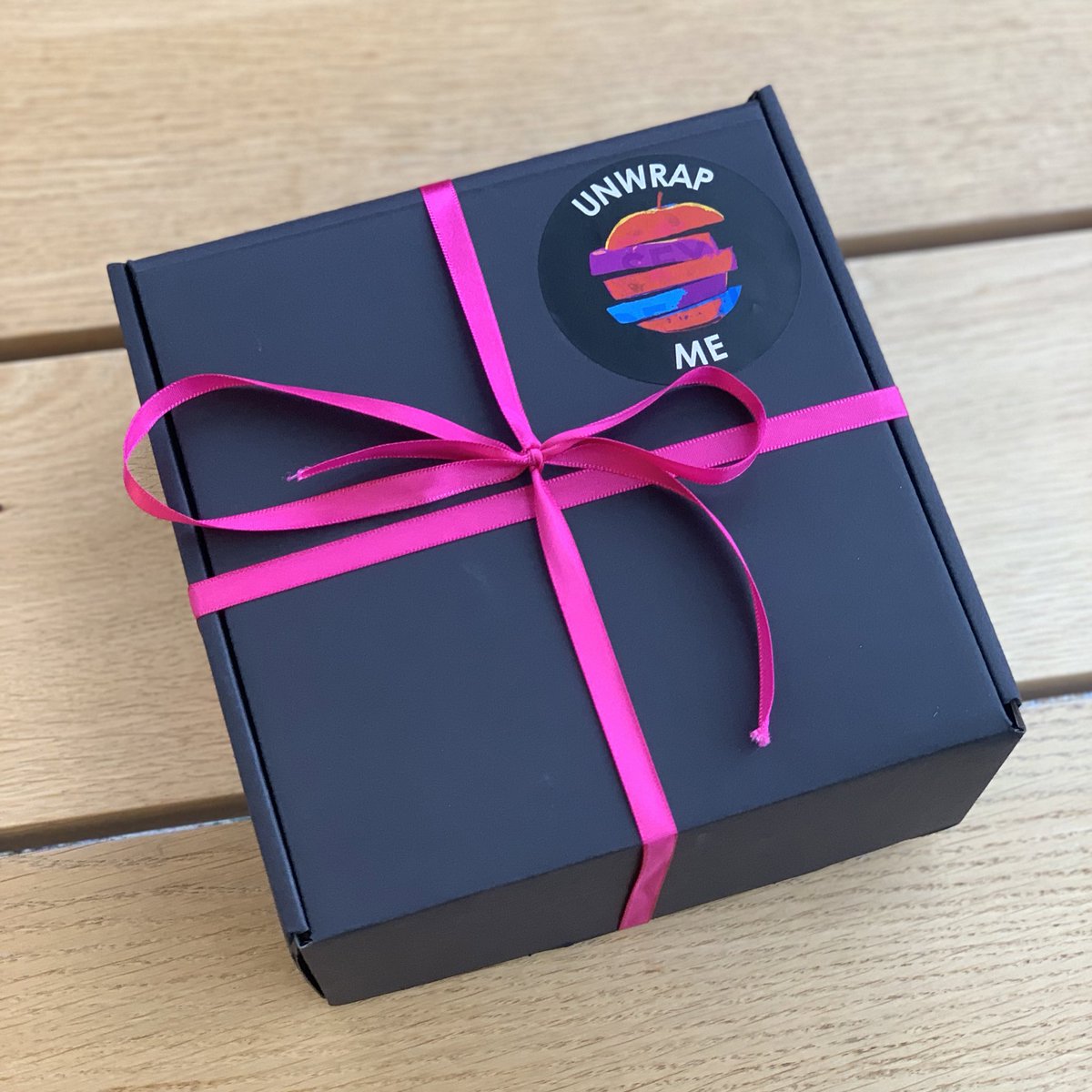 johnmurrays's tweet photo. LOVE BITES. SO BITE BACK👀❤️‍🔥🍎

We’ve been celebrating Anti-Valentine’s Day with THE ‘it girl’ book of the year, BODIES by @foleych_foley 

And just look at those goodie boxes for some lucky influencers!!🥹 https://t.co/JMnCUlymFz