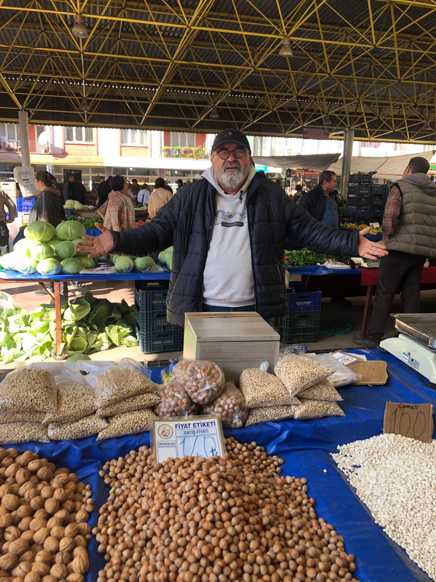 Reis <a href="/RMalakc/">Ramazan MALAKCI</a> siyaseti bıraktı pazarcılığa başladı. @haberalp1