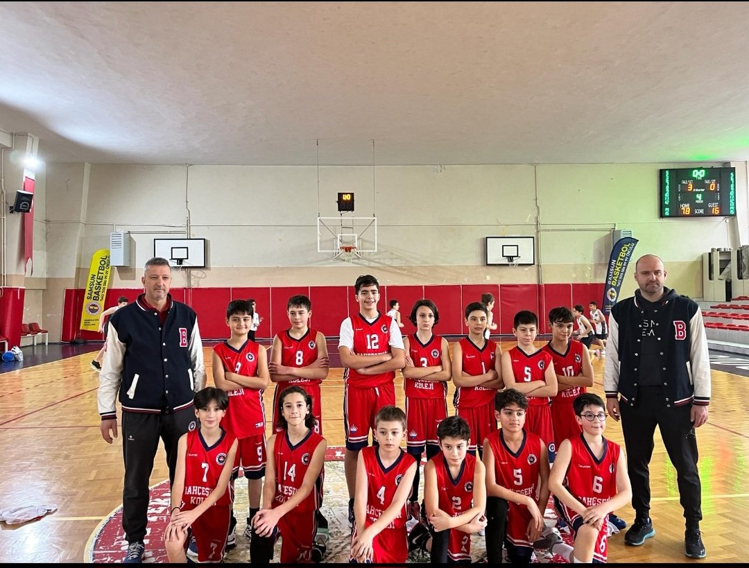 Okul sporları kapsamında küçük erkek basketbol takımımız Özel Ezgililer Kolejini farklı mağlup ederek il maçlarında grubunda ikinci galibiyetini almıştır.Öğrenci ve antrenörlerimizi tebrik ederiz.