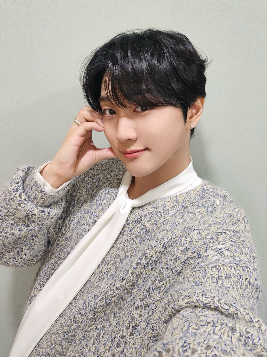 GoldenChild's tweet photo. [📸] 240216 KBS2 #뮤직뱅크

첫방부터 '명창고양이' 증명해낸
니스들만의 고양이 주쨔🐱의 무대, 
어떤가요…ꯁ

#HONGJOOCHAN #홍주찬 
#GoldenChild #골든차일드 #GNCD
#어떤가요 #주찬_어떤가요 https://t.co/TGilZF7cKA