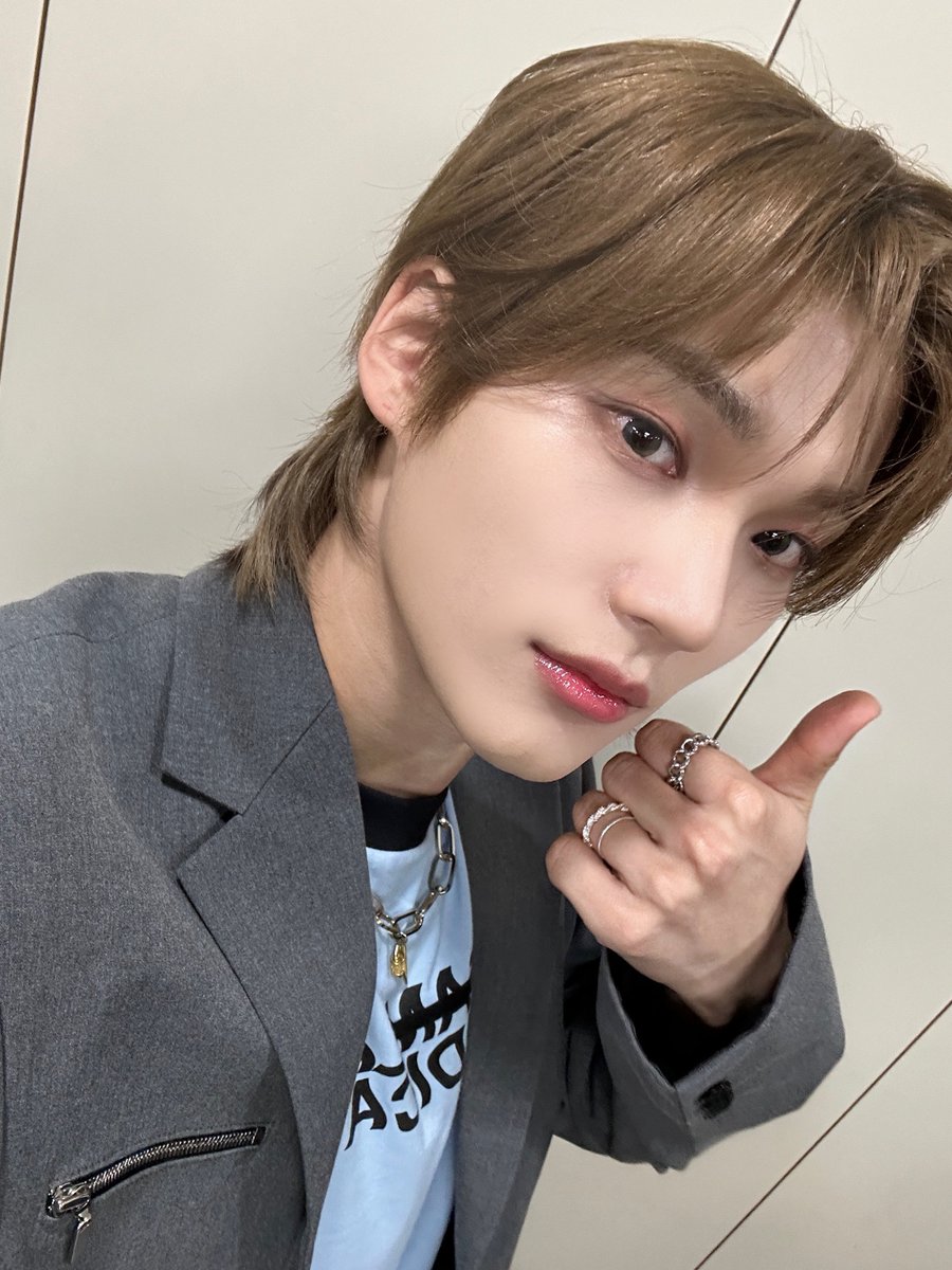 EVNNE_official's tweet photo. 엔브들~~ :) 이븐의 K.O. 무대로 엔브들의 심장을 넉 다운🤟🏻해볼게🩵
K.O. 노래 진짜 좋지??

#EVNNE #이븐
#박한빈 #PARKHANBIN https://t.co/EKb9aJG9MC