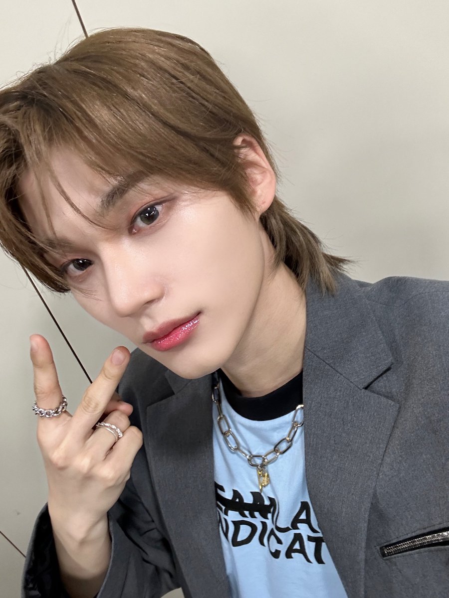 EVNNE_official's tweet photo. 엔브들~~ :) 이븐의 K.O. 무대로 엔브들의 심장을 넉 다운🤟🏻해볼게🩵
K.O. 노래 진짜 좋지??

#EVNNE #이븐
#박한빈 #PARKHANBIN https://t.co/EKb9aJG9MC