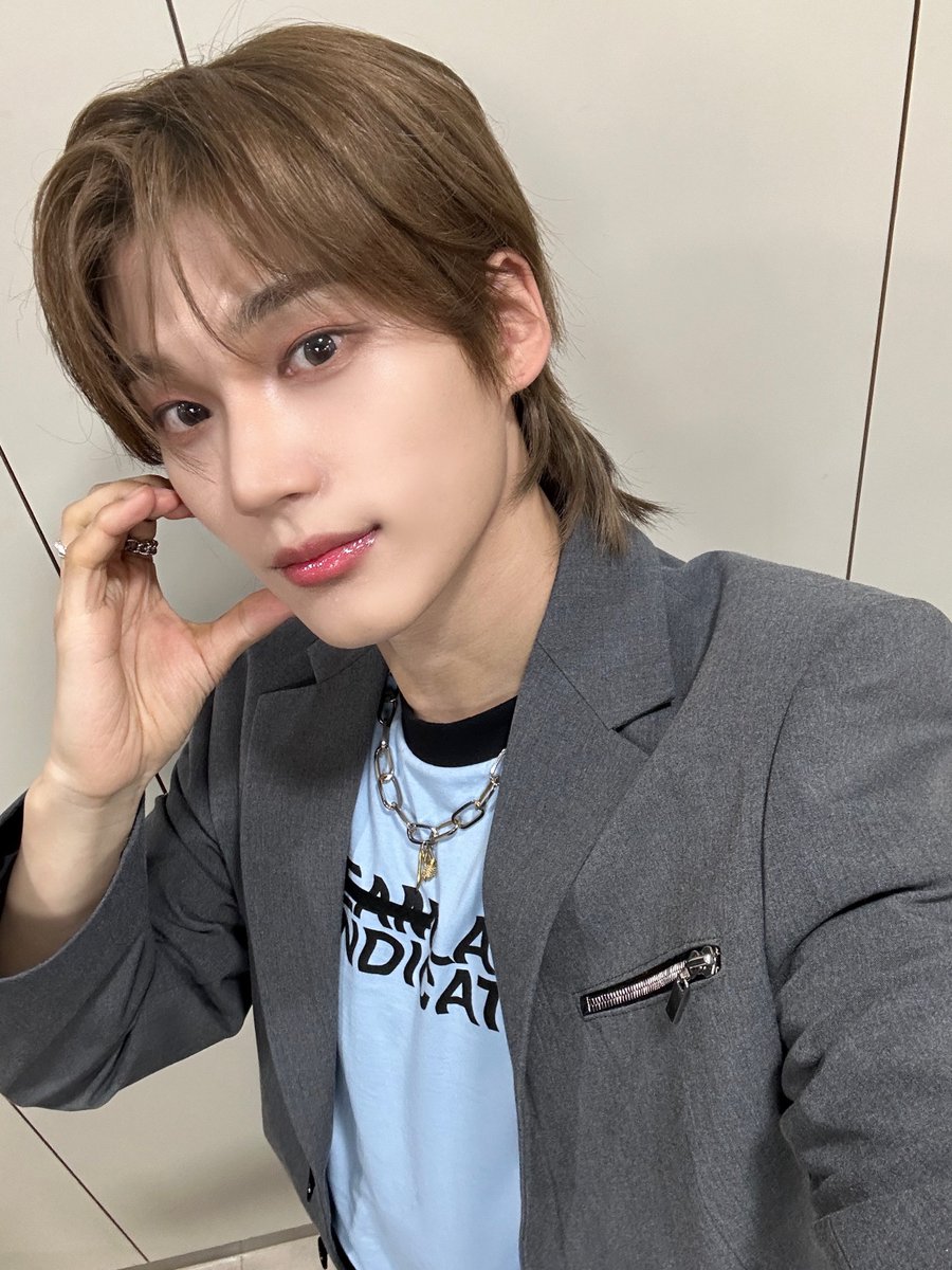 EVNNE_official's tweet photo. 엔브들~~ :) 이븐의 K.O. 무대로 엔브들의 심장을 넉 다운🤟🏻해볼게🩵
K.O. 노래 진짜 좋지??

#EVNNE #이븐
#박한빈 #PARKHANBIN https://t.co/EKb9aJG9MC