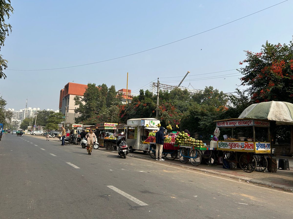 nilayppatel's tweet photo. @AmdavadAMC @AhmedabadPolice Nuisance by larivalas selling vegetables/fruits, food is increasing day by day and also occupying public parking space besides to Auda garden in South Bopal .. it really become inconvenient for nearby residents .. request to clear it soon … https://t.co/foPd4icjis
