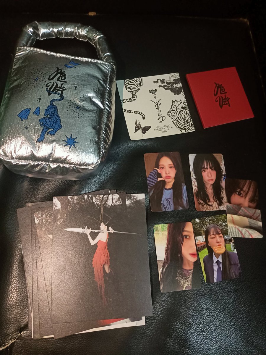 Wts lfb ph
-Red Velvet Chill kill Bag ver Full inclusion onhand 
-800 / 750 payo can still nego
-Mod jrs sdd 
-Mop gcash 

 t. Irene seulgi wendy joy yeri album silver element special version