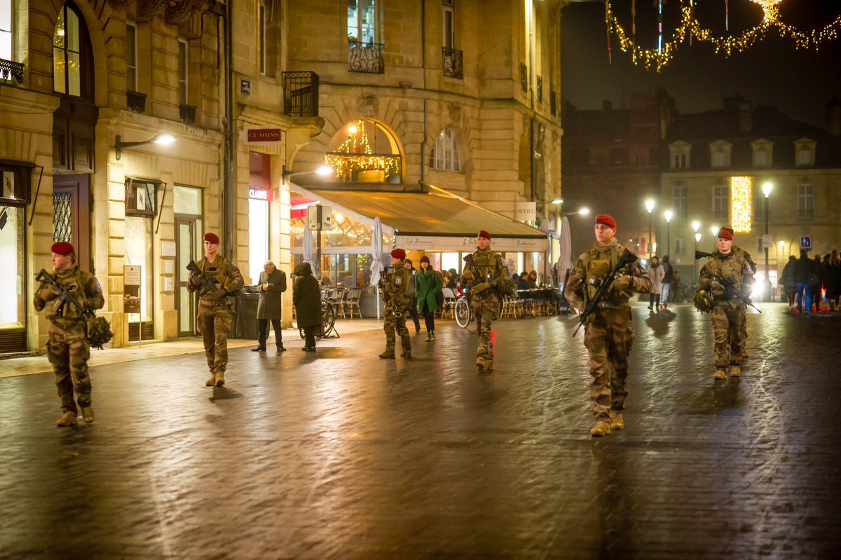 armeedeTerre's tweet image. Élisez votre #PhotoDeLaSemaine📷

1️⃣ #PrépaOps Boule de🔥pour le @13eBCA
2️⃣ #MissionsOps Tir de Leclerc de la @MissionAIGLE
3️⃣ #NosJeunesOps Formation montagne au @7e_bca pour des élèves officiers de @SaintCyrCoet
4️⃣ #Sentinelle Patrouille à Bordeaux pour le @8eRPIMaOfficiel
👇