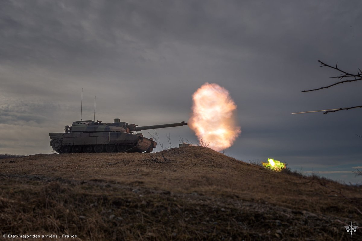 armeedeTerre's tweet image. Élisez votre #PhotoDeLaSemaine📷

1️⃣ #PrépaOps Boule de🔥pour le @13eBCA
2️⃣ #MissionsOps Tir de Leclerc de la @MissionAIGLE
3️⃣ #NosJeunesOps Formation montagne au @7e_bca pour des élèves officiers de @SaintCyrCoet
4️⃣ #Sentinelle Patrouille à Bordeaux pour le @8eRPIMaOfficiel
👇
