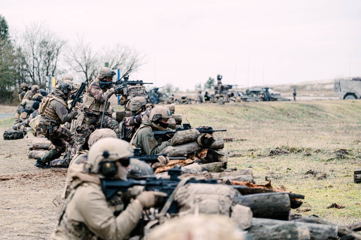 armeedeTerre's tweet image. Élisez votre #PhotoDeLaSemaine📷

1️⃣ #PrépaOps Boule de🔥pour le @13eBCA
2️⃣ #MissionsOps Tir de Leclerc de la @MissionAIGLE
3️⃣ #NosJeunesOps Formation montagne au @7e_bca pour des élèves officiers de @SaintCyrCoet
4️⃣ #Sentinelle Patrouille à Bordeaux pour le @8eRPIMaOfficiel
👇