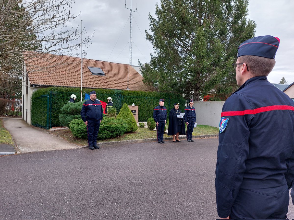 SDIS88's tweet image. [#𝗵𝗼𝗺𝗺𝗮𝗴𝗲] 
Ce matin, en présence de Madame la Préfète des Vosges, les agents du #sdis88 ont rendu hommage à l’adjudant Jérémie FONTAINE, sapeur-pompier volontaire, décédé le 10/02 lors d’une intervention pour feu de cheminée sur la commune de Trélou-sur-Marne dans l’Aisne