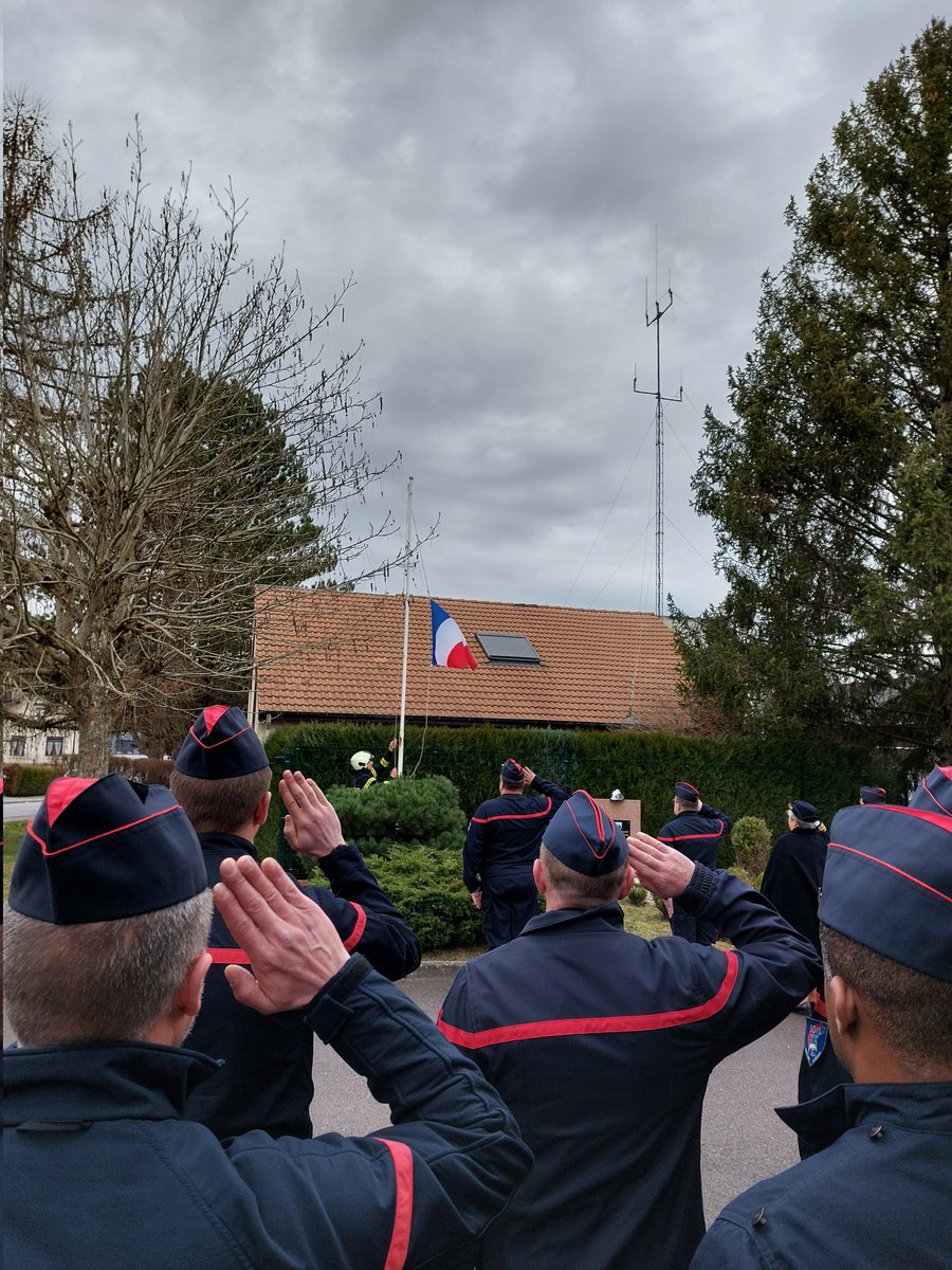 SDIS88's tweet image. [#𝗵𝗼𝗺𝗺𝗮𝗴𝗲] 
Ce matin, en présence de Madame la Préfète des Vosges, les agents du #sdis88 ont rendu hommage à l’adjudant Jérémie FONTAINE, sapeur-pompier volontaire, décédé le 10/02 lors d’une intervention pour feu de cheminée sur la commune de Trélou-sur-Marne dans l’Aisne