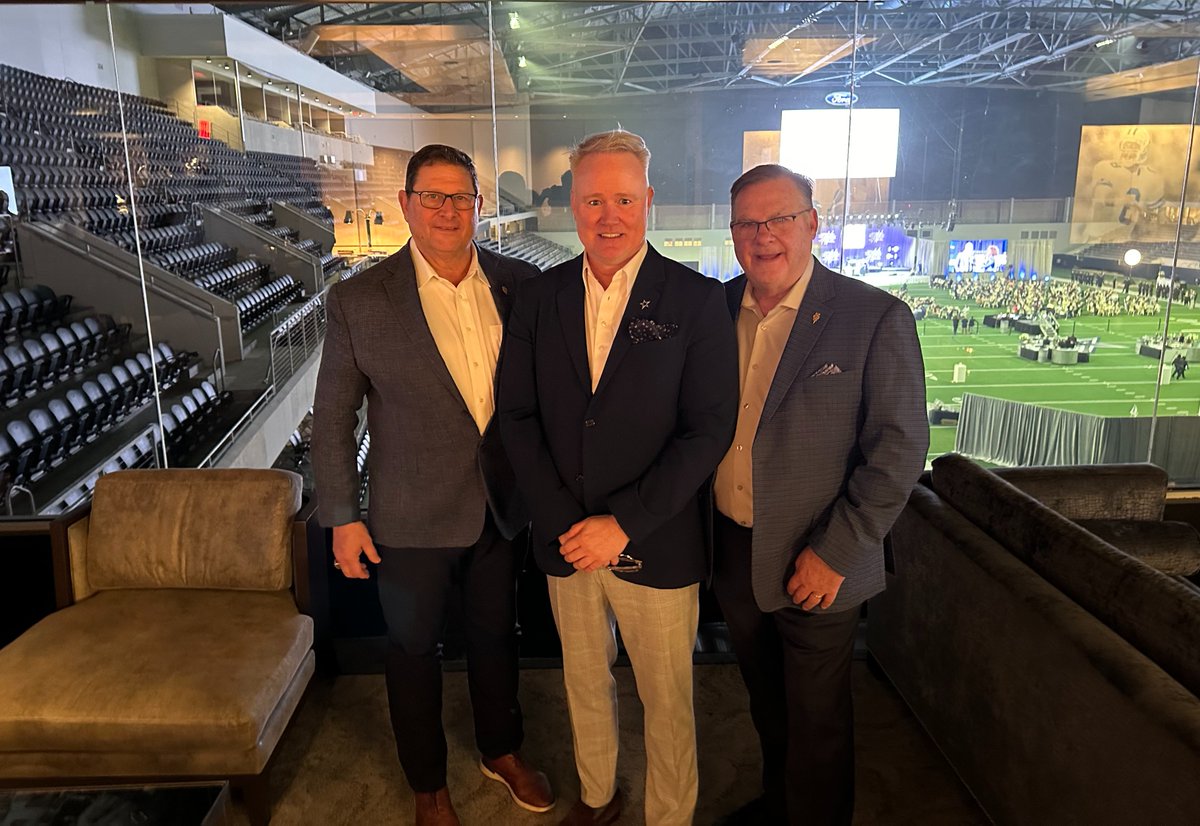 THSCAcoaches's tweet photo. Thank you, Travis Clark, for 33 incredible years with the Dallas Cowboys and unwavering support of the THSCA and high school coaches across Texas. You have been a tremendous partner, and we are extremely grateful! 👏⭐ @dallascowboys @CoachGWest @coachjoemartin #THSCAproud https://t.co/j1zLMGgAsx