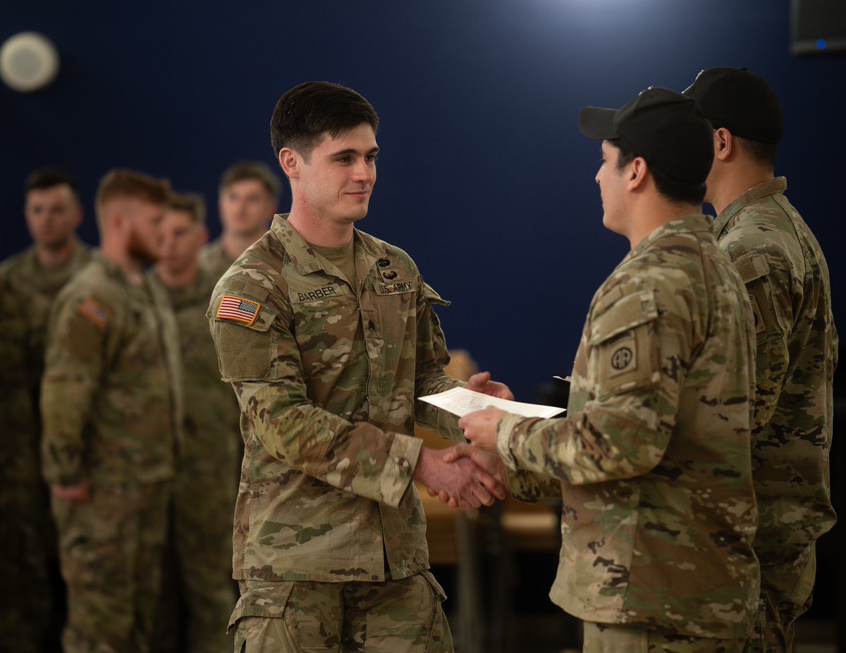173rdAbnBde's tweet photo. #FeatureFriday 🪂

Congratulations to our newest #JumpMasters on their accomplishment of graduating from the U.S. Army Jumpmaster School! 

@usarmy 📸 by Sgt. Jose Lora &amp; Sgt. Mariah Y. Gonzalez

#SkySoldiers #StrongerTogether https://t.co/7jYKiBDfjH