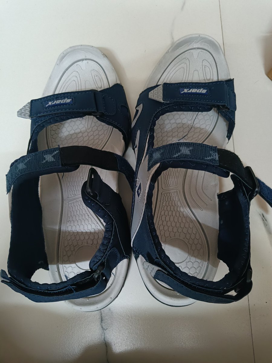DharodYash's tweet photo. So I ordered Sparx sandals from @Flipkart  and the box had only 2 Left leg sandals, there was no Right leg one.

And then I remembered "Badmash Company" movie plot😂😂

Also, box was brutally damaged 🤦🤦 https://t.co/LYGPIP8XCi