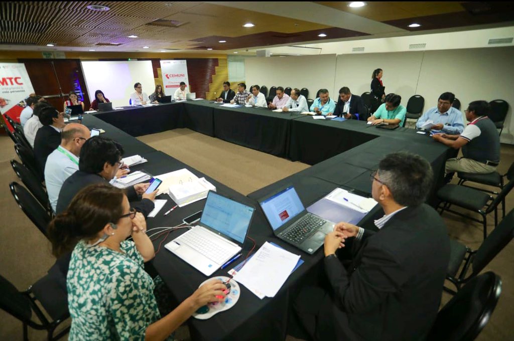 pcmperu's tweet photo. ✅Continuando el Consejo de Estado Municipal - CEMUNI, titulares de @ViviendaPeru, @MineduPeru, @MTC_Gobperu, el viceministro de Gobernanza Territorial y autoridades de @midagriperu se reúnen con más de 120 alcaldes provinciales para hallar soluciones conjuntas a sus necesidades. https://t.co/0H5t6Csuu8