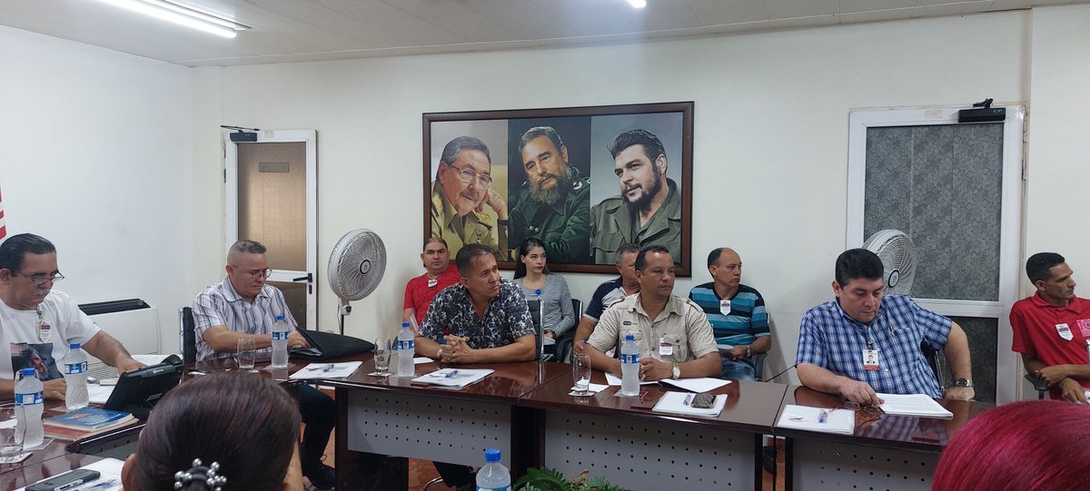 cubaniquel1's tweet photo. Sesiona Asamblea Balance Comité @cubaniquel con la presencia de @abelpalmero1, Miembro Buró Esfera Econ Prod, @AlexCespedes00  Primer Sec. #PCCMoa, @soto_osmey, Func Comité Prov @YiganisM, Miembro del Buró, esfera prod, @ismaeloquendoh, coordinador Político del PP Caribe. https://t.co/RWeqRoxs49