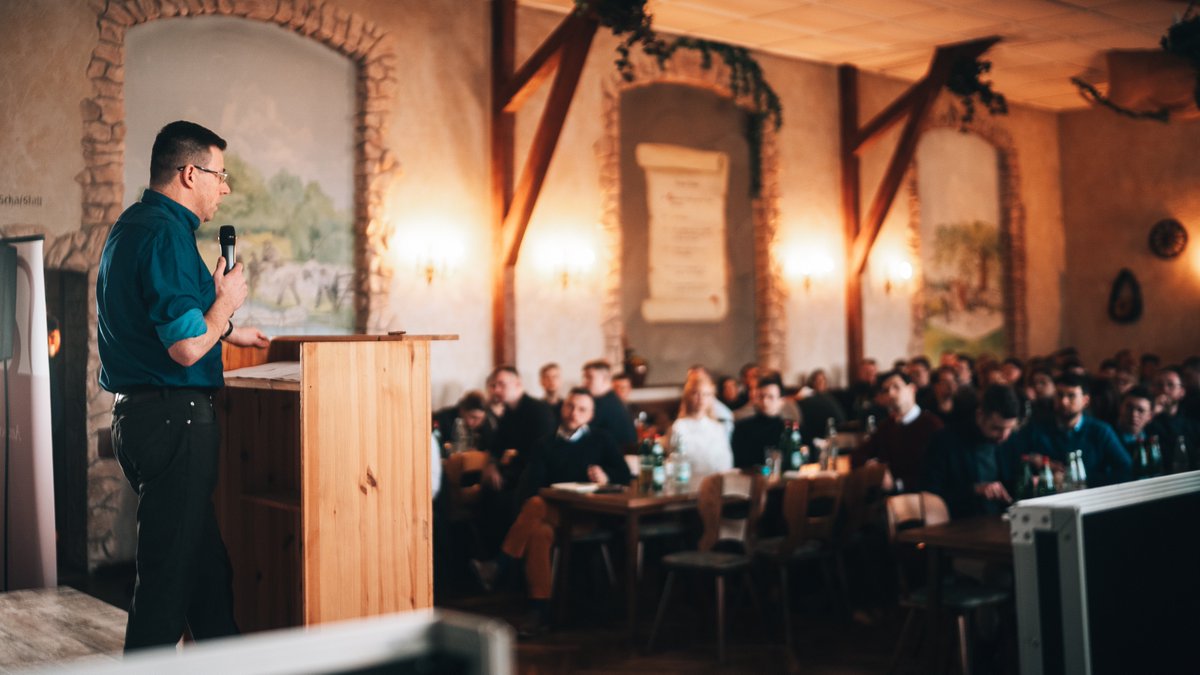 SiNetz's tweet photo. Dr. Erik #Lehnert spricht über »Die Russen und die Deutschen«: historischer Abriß, Darstellung der Ausgleichspolitik, gegenwärtige Lage.
#Schnellroda. #IfS #Winterakademie #sr1802/🧵 https://t.co/0BdzKzh2Fi