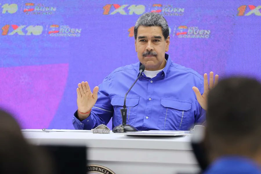 El presidente de Venezuela, Nicolás Maduro Moros, designó este jueves madrinas y padrinos para todos los estados, con el objetivo de fortalecer los proyectos sociales y cumplir con el 95% de los reportes para julio de éste año. .@NicolasMaduro #NuevaEtapaDel1X10