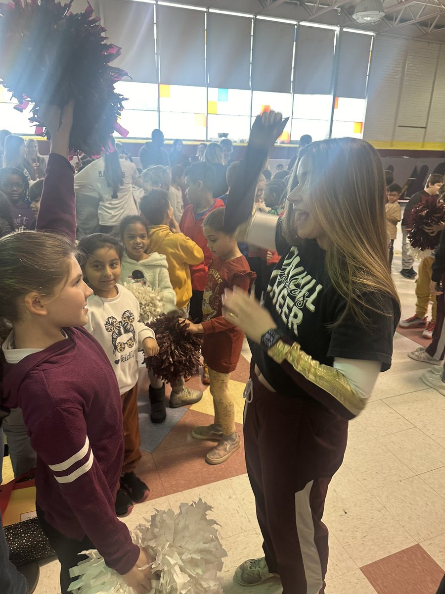 AdelsteinRachel's tweet image. A very special thank you to our #jio cheer squad for leading the #fmes pep rally today!!  @JIOATHLETICS  @McelduffMichael @HFFMCSD